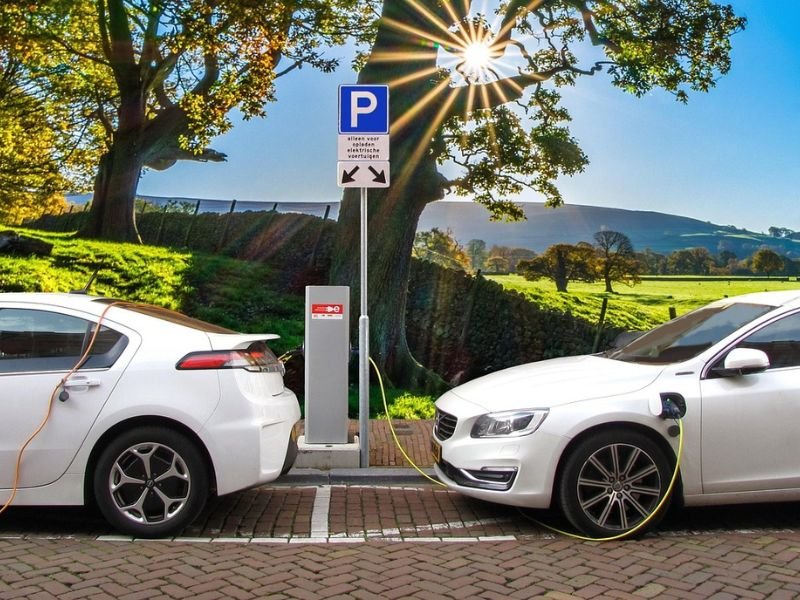 Difference between plug-in hybrid and regular hybrid vehicles
