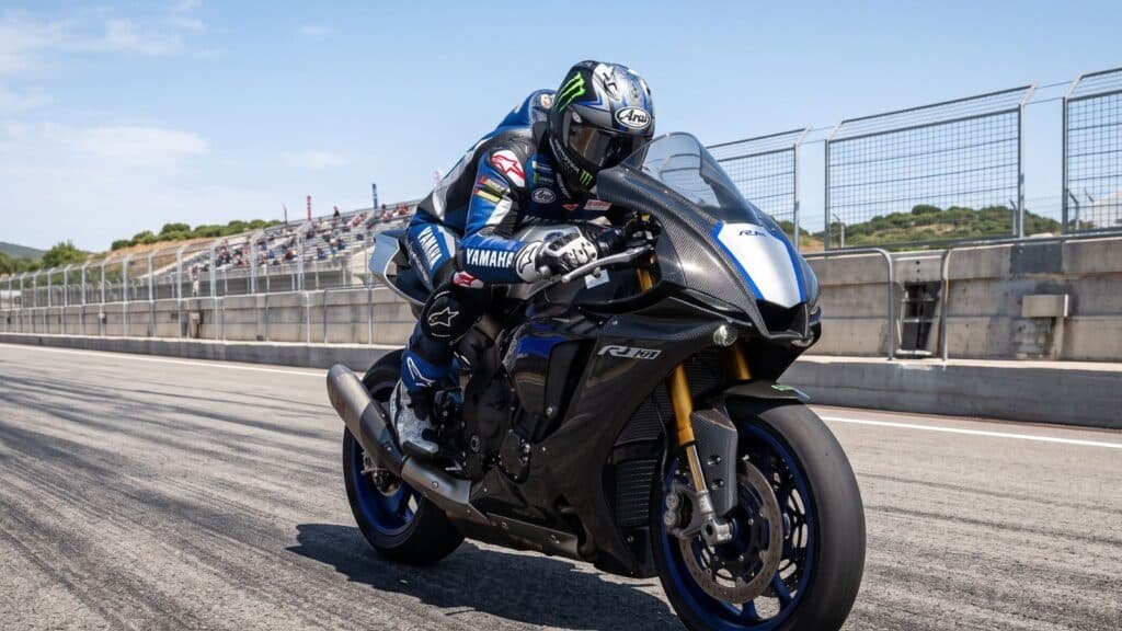 Yamaha YZF-R1M reaching top speed on a closed racetrack during a high-speed performance test.