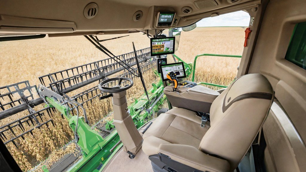 View from the cab of a John Deere 9560 STS combine over the header - Vehicle Review Hub