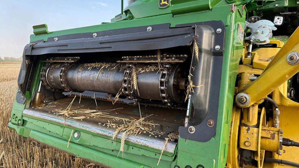 John Deere 9560 combine maintenance - feederhouse service - Vehicle Review Hub